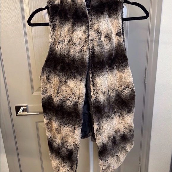 Lemon Tart Stylish Faux Fur Vest in Black and Tan size Small - Picture 1 of 6